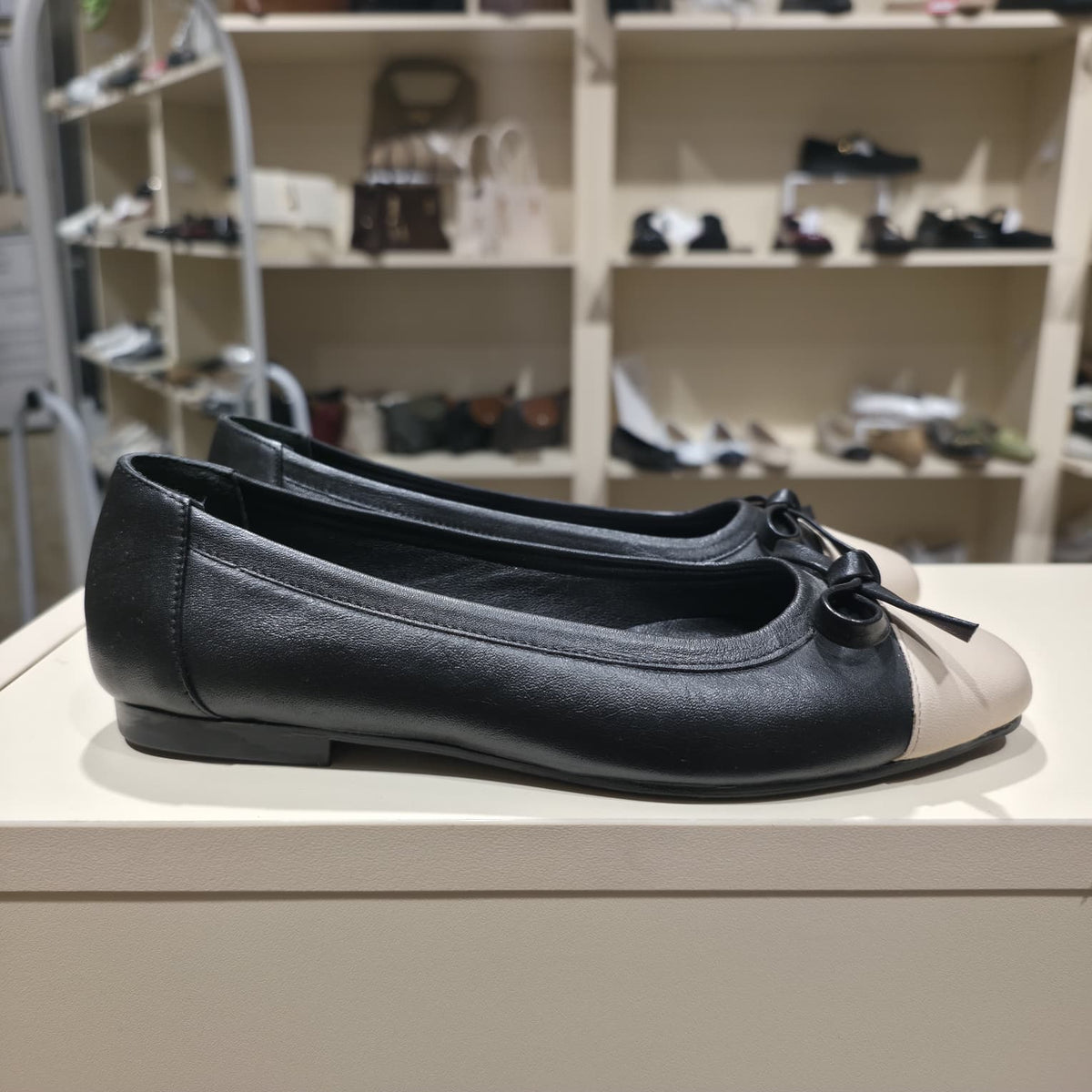 Two-Tone Leather Ballet Flat with Bow – Black & Beige