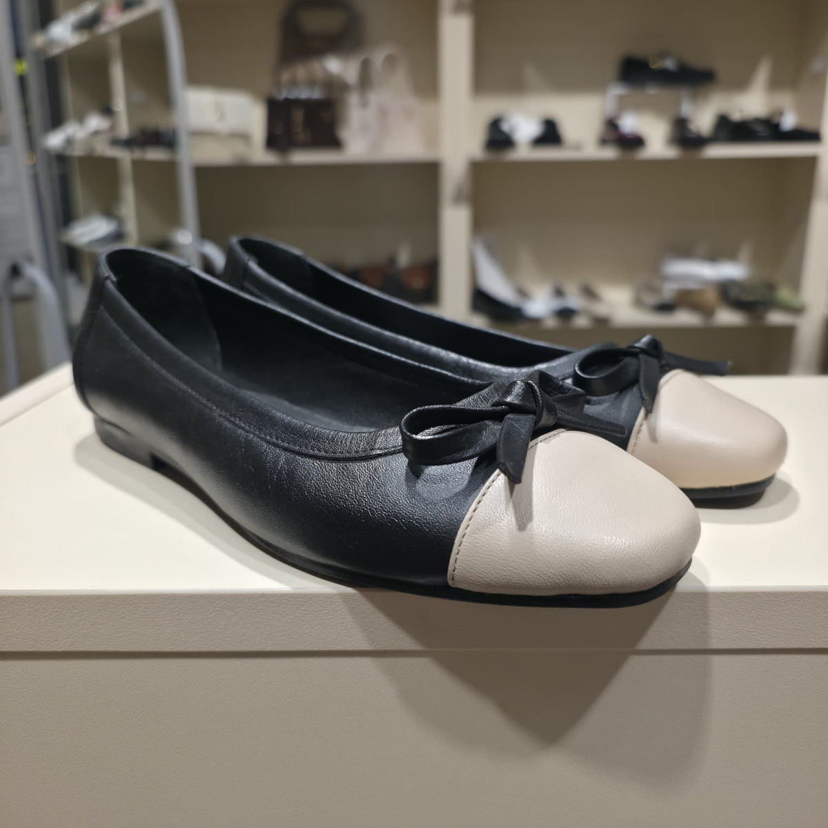 Two-Tone Leather Ballet Flat with Bow – Black & Beige