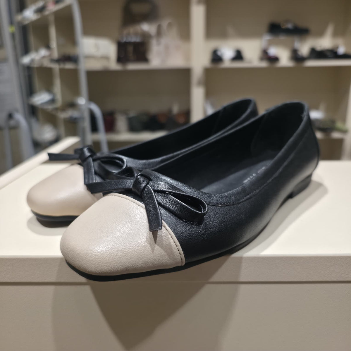 Two-Tone Leather Ballet Flat with Bow – Black & Beige
