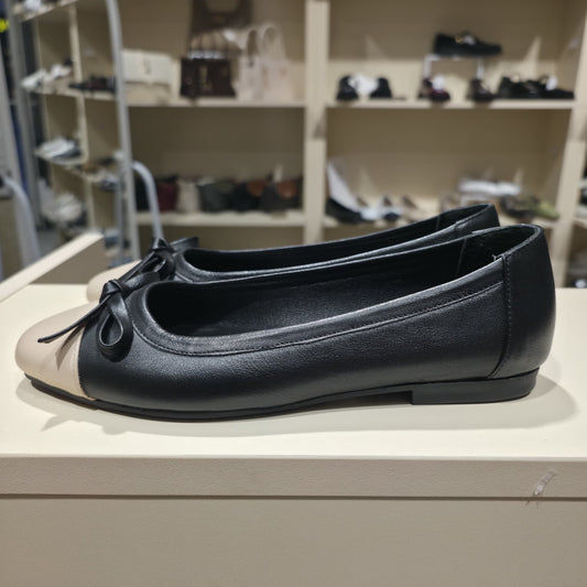 Two-Tone Leather Ballet Flat with Bow – Black & Beige